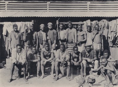 Een Groep in de Compound door South African Photographer