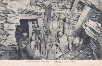 Mijnwerkers installeren houten stutten 600 voet onder de grond, Robinson Gold Mine, Zuid-Afrika (zwart-wit foto) door South African Photographer