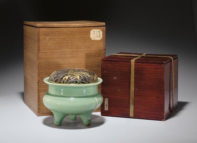 Grote Longquan celadon driepoot wierookbrander met Japanse gedeeltelijk vergulde metalen deksel door Southern Song Dynasty Chinese School