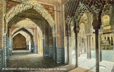 De rechtszaal en het hof van de leeuwen, Alhambra, Granada (kleurenfoto) door Spanish Photographer