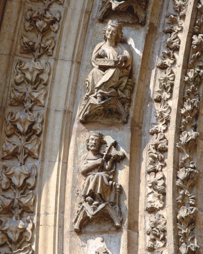 Archivolt van het centrale portaal van de westgevel, detail van een violist en een citer speler, ca. 1350-1400 (hoog reliëf) door Spanish School