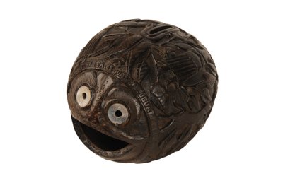 Gesneden kokosnoot spaarpot bugbear, Spaans Koloniaal, c.1800 (kokosnoot) door Spanish School