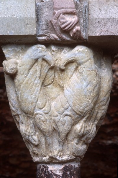 Detail (kapiteel met beeldhouwwerk van twee vogels) door Spanish School