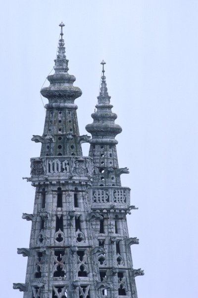 Detail van de klokkentoren spitsen door Spanish School