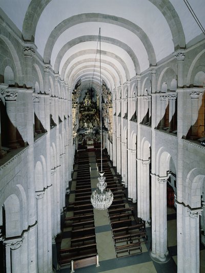Interieur van de kathedraal begonnen in 1078 door Spanish School