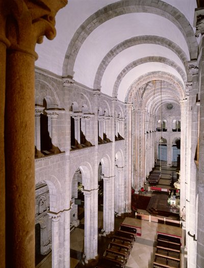 Interieur van de kathedraal begonnen in 1078 door Spanish School