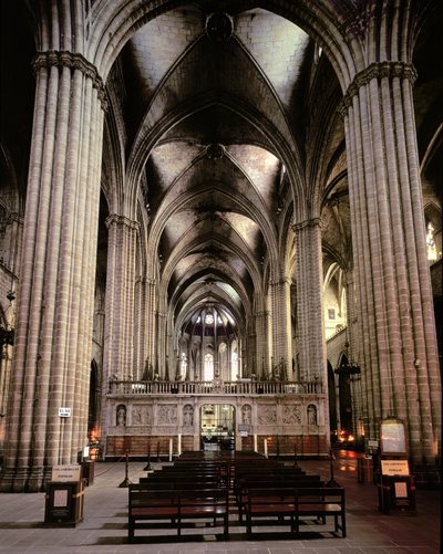 Interieur van het schip, begonnen in 1298 door Spanish School