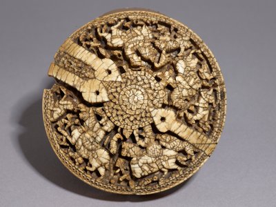 Deksel van een container versierd met vier jagers en dieren, Umayyad periode, 998-999 AD door Spanish School