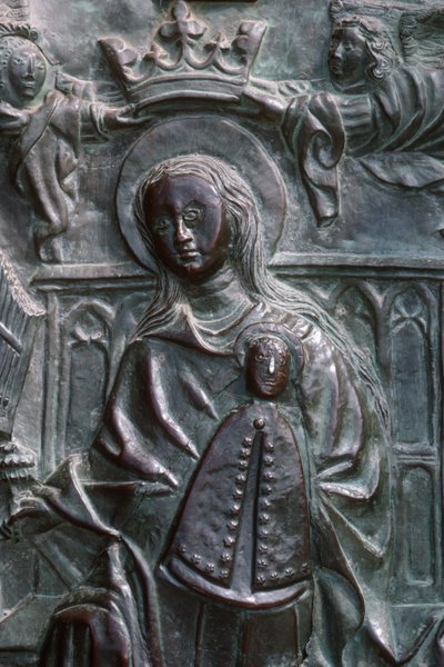 Madonna en Kind (brons) (detail) door Spanish School