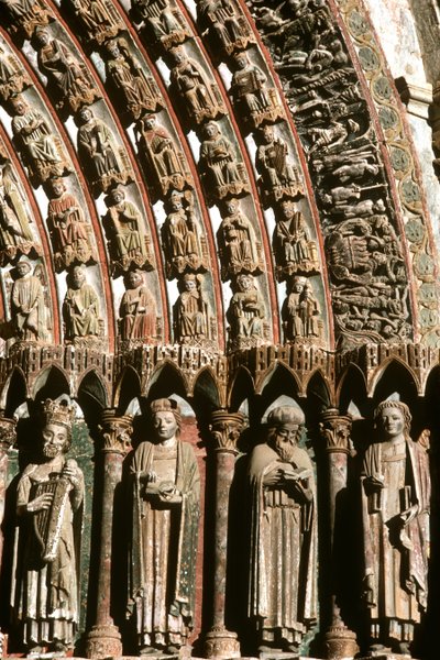 Nis en sluitsteen sculpturen van het westportaal door Spanish School