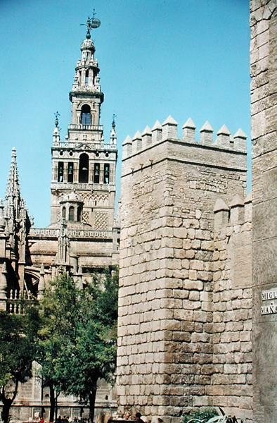 Uitzicht op de Giralda Toren en een van de torens van de Reales Alcazares door Spanish School