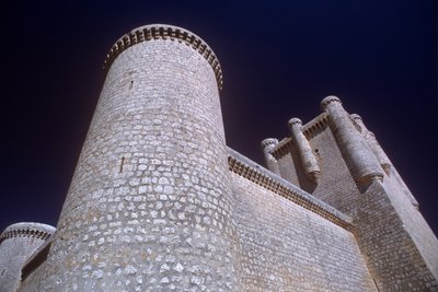 Uitzicht op een toren en de donjon van beneden door Spanish School