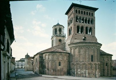 Zicht op de kerk van San Tirso door Spanish School