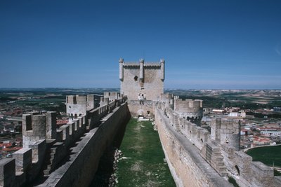Uitzicht op de kasteelmuren en donjon door Spanish School