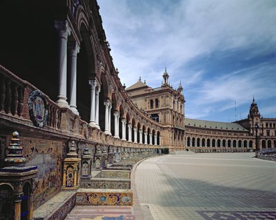 Zicht op de halfronde arcade, elk betegeld en gekolonneerd deel vertegenwoordigt een provincie van Spanje, ontworpen door Anibal Gonzalez y Alvarez Osorio (1876-1929) 1914-28 door Spanish School