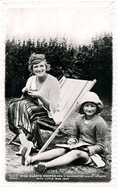 Gladys Cooper 1888-1971, Engelse actrice, met haar dochter Joan, begin 20e eeuw door Sport and General