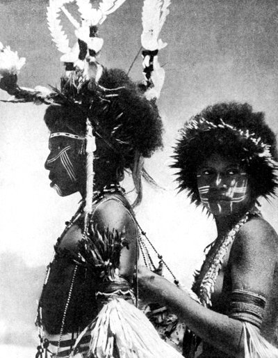 Geschilderde krijgers, Papoea-Nieuw-Guinea, 1936 door Sport and General