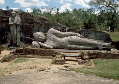 Het liggende beeld, dat de parinirvana van Boeddha afbeeldt door Sri Lankan