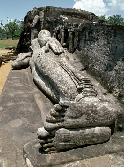 Het liggende beeld, dat de parinirvana van Boeddha uitbeeldt, beeldhouwwerk, Tempel van Gal Vihara door Sri Lankan