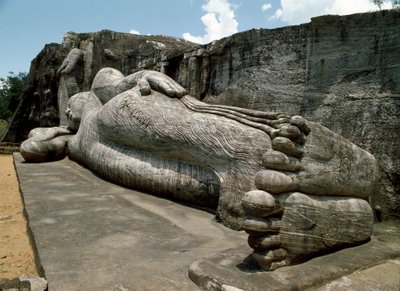 Het liggende beeld, dat de parinirvana van Boeddha afbeeldt, beeldhouwwerk, Tempel van Gal Vihara door Sri Lankan