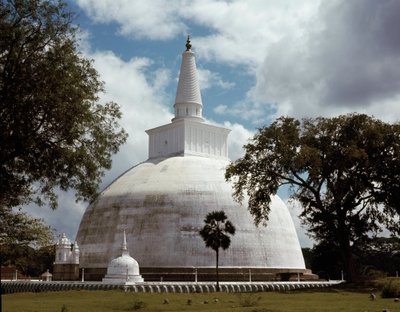 Zicht op de Ruwanwelisaya stupa door Sri Lankan School