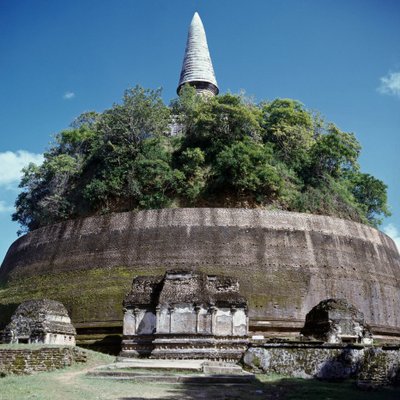 Uitzicht op stupa Rankoth Vehera door Sri Lankan School