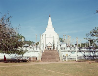Zicht op de Thuparama Dagoba, Ruwanweli Seya door Sri Lankan School