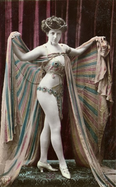 Ansichtkaart met een oosterse danseres (gekleurde foto) door Stanislaus Walery