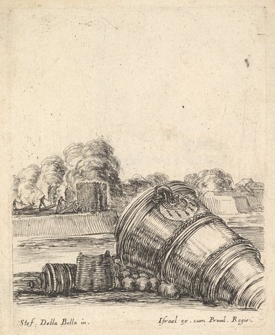 Een mortier zonder affuit liggend op de grond rechts, soldaten die kanonnen afvuren, ca. 1638-43 door Stefano della Bella