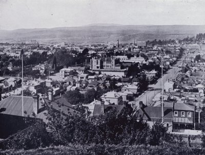 Launceston: Uitzicht vanaf Upper Brisbane Street, met uitzicht op Brisbane en Paterson Streets, State High School in het midden door Stephen Spurling