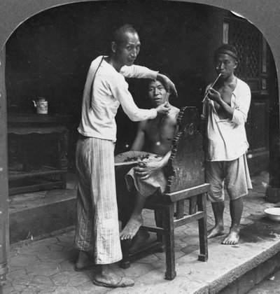 Een Chinese kapper in Bhamo, Birma, 1908 door Stereo Travel Co
