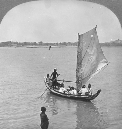 Een zeilboot op de Irawaddy-rivier, Birma, 1908 door Stereo Travel Co
