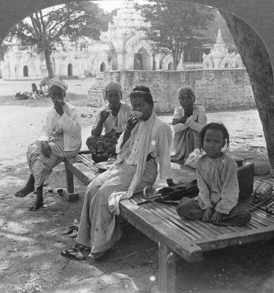Een sociale kop koffie, Mandalay, Birma, 1908 door Stereo Travel Co