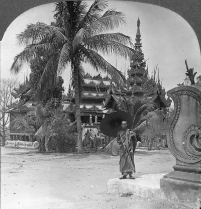 Boeddhistisch klooster gebruikt als priesterhuis en school, Mandalay, Birma, 1908 door Stereo Travel Co