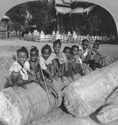 Birmese kinderen zittend op een palmlog, Birma, 1908 door Stereo Travel Co
