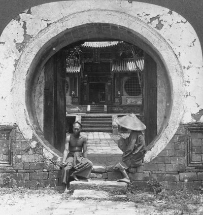 Curieuze poort, ingang van een joss-huis, Bhamo, Birma, 1908 door Stereo Travel Co