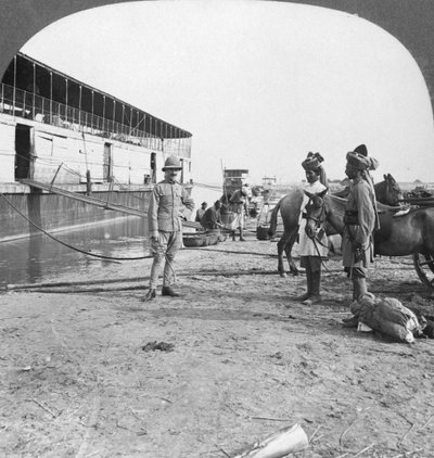 Engelse officier en inheemse soldaten, Bhamo, Birma, 1908 door Stereo Travel Co