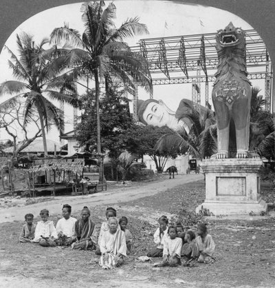 Reusachtige liggende figuur van Boeddha, Pegu, Birma, 1908 door Stereo Travel Co