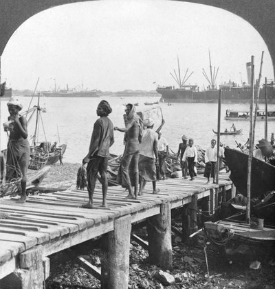 Aanlegsteiger aan de Irawaddy Rivier, Rangoon, Birma, 1908 door Stereo Travel Co