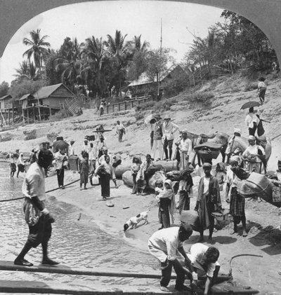 Passagiers aan boord van een Irrawaddy-stoomboot, Mada, Rangoon, Birma, 1908 door Stereo Travel Co