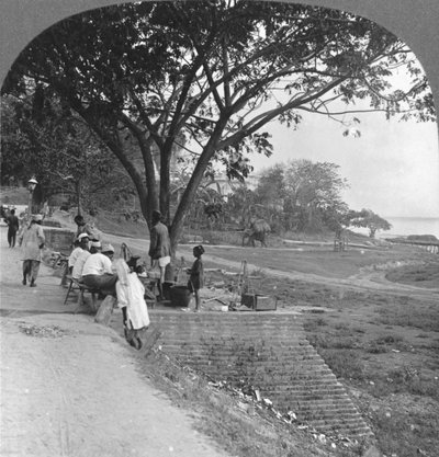 Rivieroever en oever, Bhamo, Birma, 1908 door Stereo Travel Co
