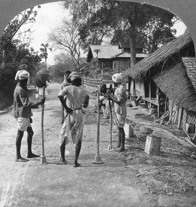 Wegreparatie, Bhamo, Birma, 1908 door Stereo Travel Co