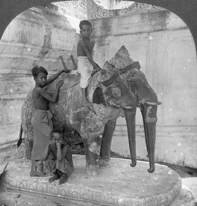 Driekoppige olifant die een heiligdom bewaakt, Arakan Pagoda, Mandalay, Birma door Stereo Travel Co