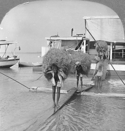 Het lossen van een schip op de Irrawaddy-rivier, Birma, 1908 door Stereo Travel Co