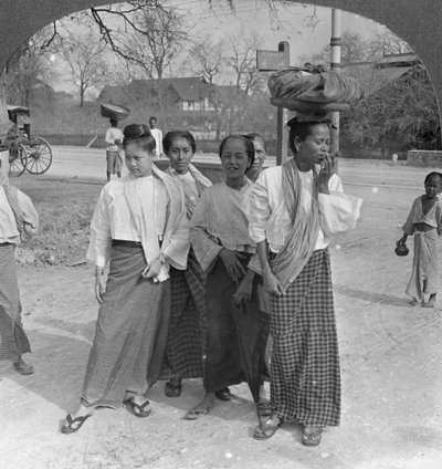 Vrouw en bedienden op weg naar een markt, Mandalay, Birma, 1908 door Stereo Travel Co