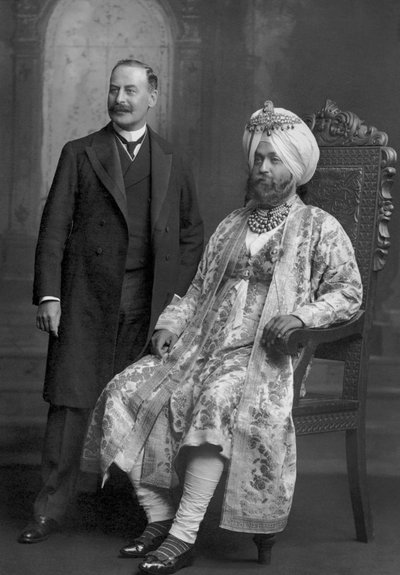 Maharaja Sir Ranbir Singh Bahadur van Jind met een Britse ambtenaar door Studio Lafayette