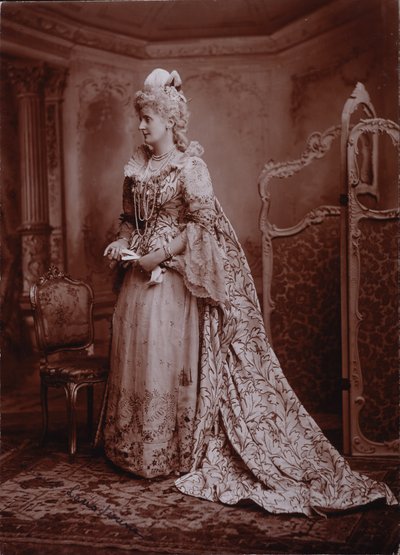 Maud, Markiezin van Lansdowne, als Lady Keith, vrouw van de Britse ambassadeur aan het hof van keizerin Maria Theresa, Het Diamanten Jubileumbal van de Hertogin van Devonshire in Devonshire House door Studio Lafayette