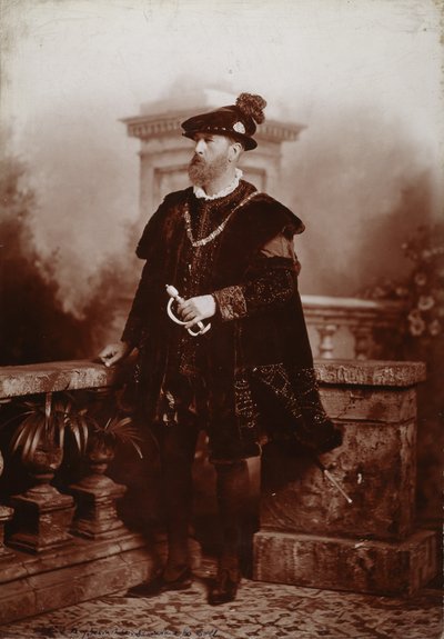 Spencer Compton Cavendish, 8e hertog van Devonshire, als keizer Karel V, Het Diamanten Jubileumbal van de hertogin van Devonshire in Devonshire House door Studio Lafayette