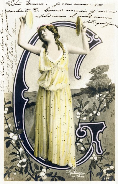 G: Louise Myriel, actrice en lyrische zangeres uit de Belle Epoque - Folies Bergere, Gymnase, Gaite, Parijs - Alfabet op ansichtkaart door Studio Reutlinger
