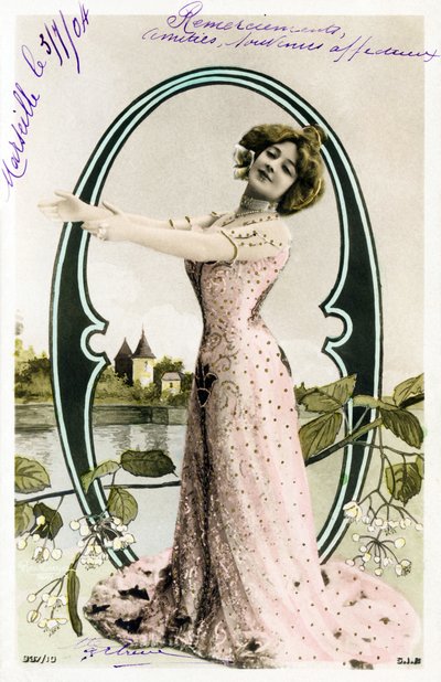 O b: Agustina Otero Iglesias, alias Caroline Otero genaamd La Belle Otero, zangeres, cabaretdanseres en belangrijke courtisane uit de Belle Epoque - Alfabet op ansichtkaart door Studio Reutlinger